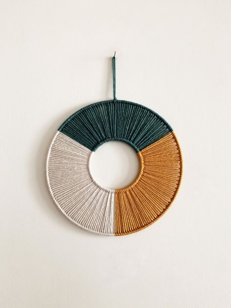 Wall Hanging Ideas, Yarn Hanging, Yarn Wall Art, Diy Boho Decor, Hanging Ideas, Yarn Wall, Modern Wall Hanging, Macrame Wall Hanging Diy, Paper Wall Hanging