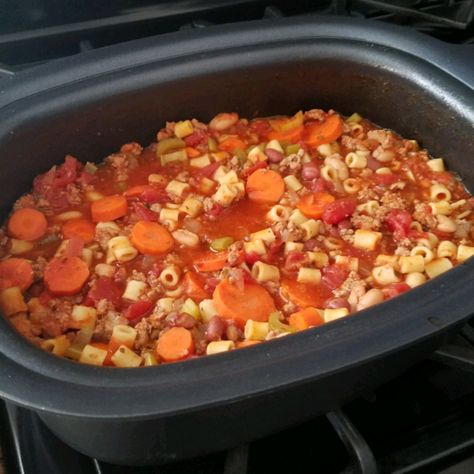 Olive Garden Slow Cooker, Slow Cooker Pasta Fagioli, Olive Garden Pasta Fagioli, Garden Pasta, Pasta Fagioli Recipe, Pasta Fagioli Soup, Fagioli Soup, Soup With Ground Beef, Pasta Fagioli