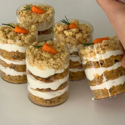 Mini Carrot Cake Decoration, Mini Carrot Cakes, Carrot Cake Decoration, Carrot Desserts, Dessert Box, Dessert Packaging, Bakery Packaging, Cake Packaging, Cake Decorating Designs