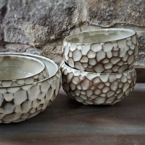 Pottery Plant Pots, African Pottery, Ceramics Pottery Bowls, Coil Pottery, Beginner Pottery, Organic Ceramics, Ceramic Texture, Sculptures Céramiques, Pottery Handbuilding