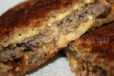 PATTY MELTS WITH SECRET SAUCE - Delish Grandma's Recipes Patty Melts With Secret Sauce, Patty Melt Recipe, Bariatric Meals, Recipe Sauce, Deep South Dish, Melt Recipe, Camp Food, Patty Melt, Vidalia Onions