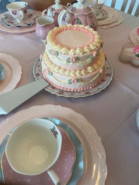 Croquette Tea Party, 18th Birthday Tea Party Ideas, Croquette Birthday Party, Coquette Party Ideas, Tea Theme Cake, Tea Party Theme Cake, Coquette Party Theme, Teen Tea Party, Coquette Party Decoration