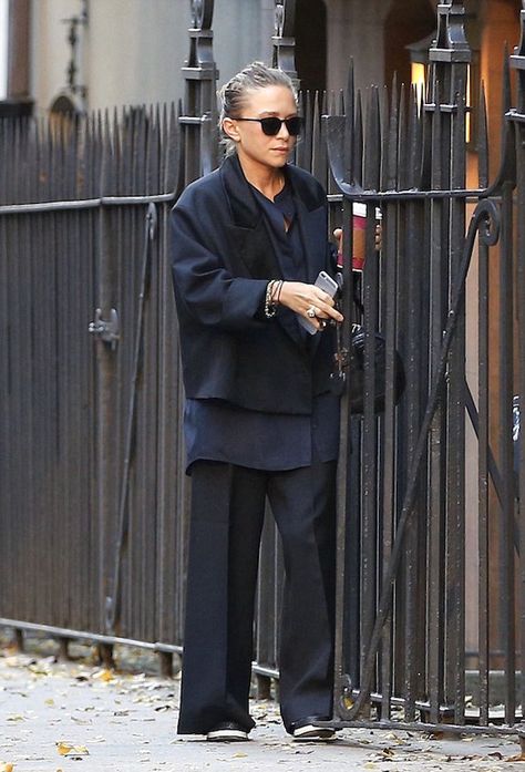 Olsens Anonymous Fashion Blog Mary Kate Olsen Twins Satin Jacket The Row Croc Bag Button Down Shirt Wide Leg Pants Platform Shoes Olsen Fashion, Olsen Twins Style, Woman In Black, Mary Kate Ashley, Olsen Twins, Mary Kate Olsen, Ashley Olsen, Mary Kate, Mode Inspiration