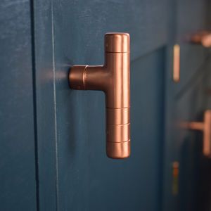 Kitchen Cabinet Knob/Pull Handle Made From Pure Copper Copper Cupboard Handles, Copper Handles Kitchen, Contemporary Drawer Pulls, Copper T, Bar Mobile, How To Clean Copper, Bathroom Master, Kitchen Door Handles, Black Door Handles