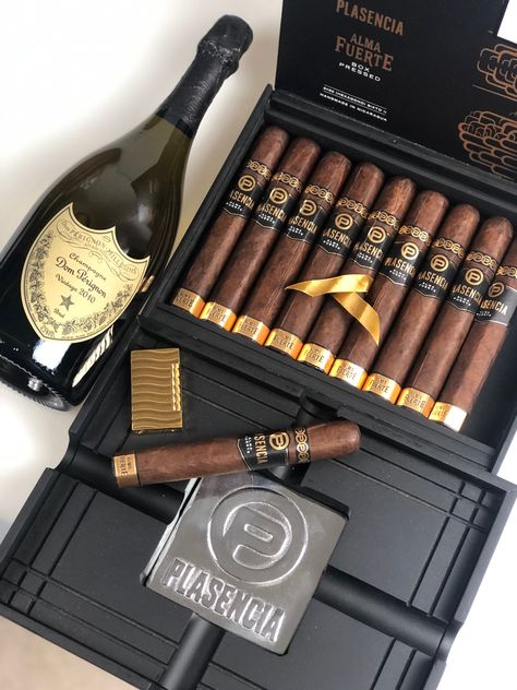 Mens Luxury Lifestyle, Premium Cigars, Good Cigars, Cuban Cigars, Pipes And Cigars, Cigars And Whiskey, Whiskey Decanter, Bourbon Whiskey, Mens Luxury