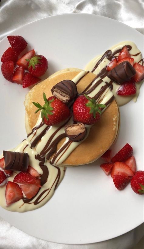 Strawberry Pancake, Crepes Nutella, Food Presentation Plates, Dessert Strawberry, Food Shapes, Food Drink Photography, Delicacy Food, Quick Easy Snacks, Breakfast Dessert