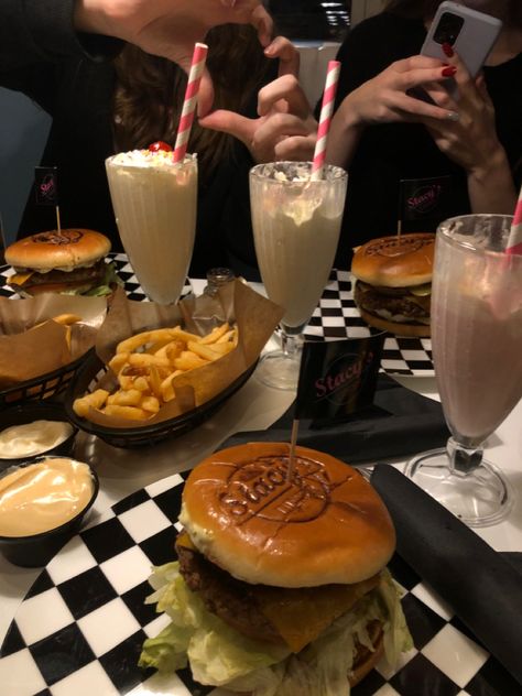 Nerd Friends Aesthetic, Aesthetic Diner Food, Cute Diner Aesthetic, Diner Food Aestathic, Diner Aesthetic Food, Small Diner Aesthetic, Eating Out With Friends Aesthetic, Eating With Friends Aesthetic, Friends Eating Together Aesthetic