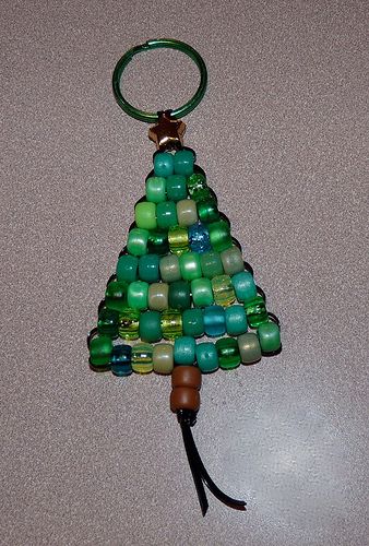 Beaded Christmas Tree Keychain from http://knitsandknotsweb.blogspot.co.uk Pony Bead Keychain Patterns, Bead Keychain Patterns, Bead Pets, Pony Bead Animals, Keychain Patterns, Beaded Christmas Tree, Pony Bead Projects, Christmas Keychain, Tree Keychain