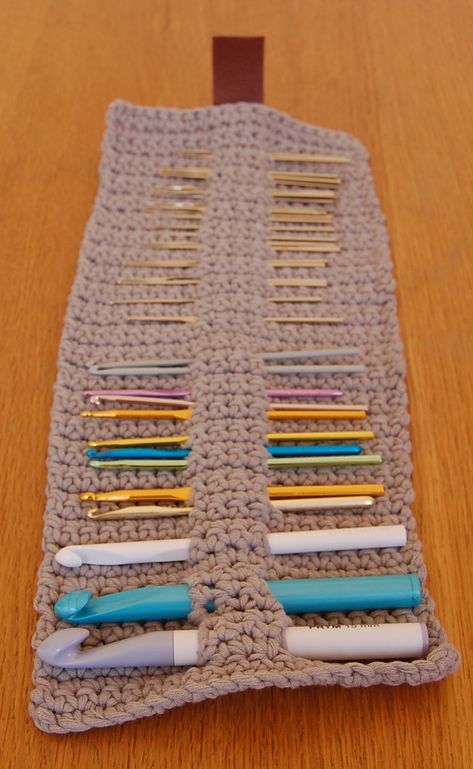 Crochet Hook Storage Case, Roll Up Crochet Hook Case Free Pattern, Crochet Crochet Hook Case, Crochet Hook Storage Ideas, Crochet Case For Hooks, Crochet Hook Holder Free Pattern, Diy Crochet Hook Case, Crochet Hook Case Free Pattern, Crochet Hooks Case