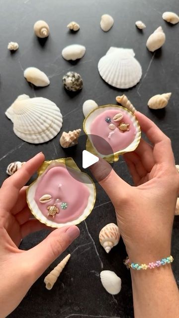 Homemade Shelf Ideas, Shell Ideas Projects, Shell Diy Ideas, Sea Shell Crafts For Kids, Diy Shell Decor, Seashell Crafts Diy, Shell Candles Diy, Bougie Diy, Homemade Shelves