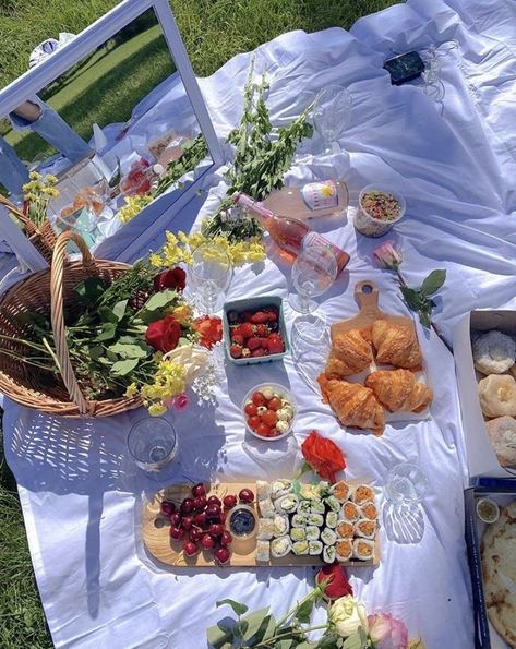 art 🎨 on Twitter: "sushi picnics… " Picnic Date Food, Picnic Inspiration, Date Recipes, Picnic Date, Perfect Picnic, Picnic Time, Picnic Food, Picnic Foods, Outdoor Picnic