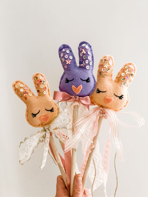 Felt Wands, Bunny Fairy, Felt Easter Crafts, Cat Clay, Baby Accesories, Creative Easter Eggs, Candy Bouquet Diy, Clay Crafts For Kids, Handmade Bunny