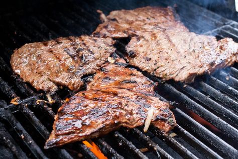 Carne Asada Steak Burrito Recipe, Flank Steak Chimichurri, Steak With Chimichurri Sauce, Hawaiian Skirt, Grilled Skirt Steak, Marinated Flank Steak, Flank Steak Recipes, Grilled Flank Steak, Burritos Recipe