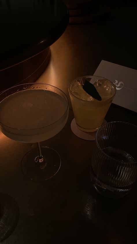 Don Perignon, Pretty Alcoholic Drinks, Dry Martini, Cocktail Night, Fancy Drinks, Pretty Drinks, Classy Aesthetic, Wine And Dine, Night Aesthetic