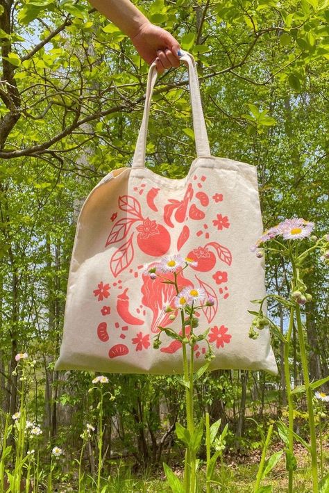 Tote bags are also a no-brainer when it comes to upleveling your branding at any occasion. Whether it’s for a grand wedding or a small business conference, customized totes featuring your logo or a design will make a statement to your guests. Here's some inspo to get you started! ❤️ Tote Bag Inspiration, Diy Tote Bag Design, Bridal Party Tote Bags, Tote Bag Designs, Custom Totes, Map Tote Bag, Branded Tote Bags, Custom Beach Bags, Art Photoshoot