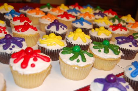 Paintball cupcakes - with bubblegum balls Paint Splatter Cupcakes, Splatter Cupcakes, Paintball Cupcakes, Paintball Cake, Paintball Birthday Party, Nerf Cake, Birthday Party Ideas For Boys, Paintball Birthday, Paintball Party