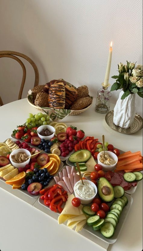 Lunch Food Ideas For Party, 18th Birthday Breakfast Ideas, Food Table Decorations Party, Big Brunch Ideas, Brunch Must Haves, Breakfast Buffet At Home, Breakfast Ideas For Guests, Breakfast Platter Ideas, Birthday Brunch Aesthetic