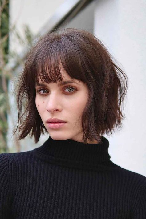 An extra-choppy bob with layers and bangs grants a classy, sophisticated flair to your tresses. Click the photo to see more alternative hairstyles ideas. // Photo Credit: @yukistylist on Instagram Lob Haircut Layered, Very Short Bangs, Layered Bob With Bangs, Short Hair Model, Large Curls, Choppy Bob Haircuts, Blonde Bob Hairstyles, Bob Hairstyles With Bangs, Bob Haircut With Bangs