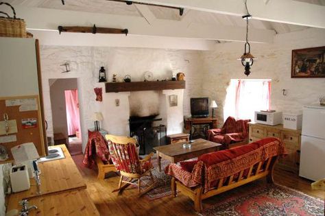 Irish Cottage Decor, Irish Cottage Interiors, Irish Homes, Irish Cottages, Irish Farmhouse, Ireland Houses, Irish Kitchen, Cottage Houses, Irish Interiors