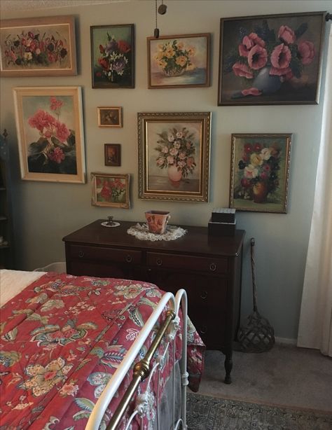 Gold Frame Gallery Wall Bedroom, Antique White Walls, Old Room Vintage, 40s Wallpaper, 50s Room, Framed Artwork Wall, Kitchen Soffit, Gallery Wall Bedroom, Hippy Room