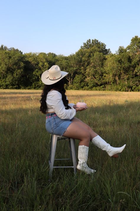 Vaquera Senior Pictures, Western Outfit Photoshoot, Cowgirl Birthday Photoshoot Ideas, Western Birthday Shoot, Cowgirl Photoshoot Ideas Outfit, Vaquera Photoshoot Ideas, Cowgirl Birthday Photoshoot, Poses With Cowboy Hat, Cowgirl Birthday Pictures Photo Ideas