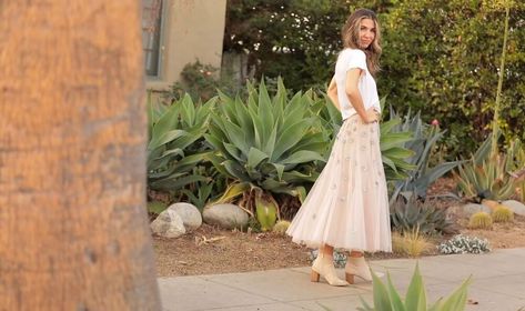 This is a guide to embellishing tulle skirts. Learn how to add a bit of sparkle to your tulle skirt with this easy step-by-step DIY tutorial. Diy Party Outfit, Diy Tulle Skirt, Diy Tulle, Glitters Skirt, Diy Skirt, Tulle Skirts, Flower Skirt, Cute Diy, Cute Diys