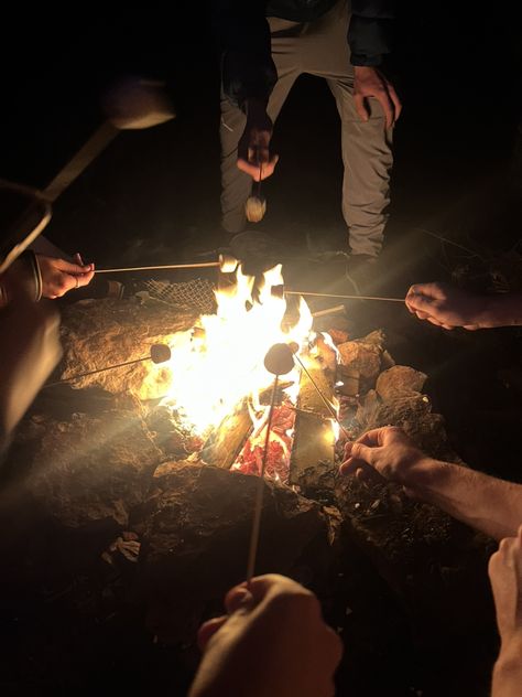 Fire Aesthetic, Summer Night Party, Get Off Your Phone, Camping Friends, Bonfire Party, Beach Fire, Double Dates, Aesthetic Friends, Camping Aesthetic