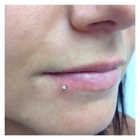 Side lip piercing done with a genuine White Swarovski Crystal from neo-metal jewellery. One Side Lip Piercing, Bottom Lip Piercing Side, Side Lip Piercing, Side Labret, Lip Piercing Stud, Lower Lip Piercing, Lip Piercing Jewelry, Lip Piercings, Lip Stud