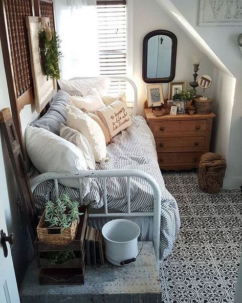 One Room Living: How To Organise Your PG / Hostel Room • One Brick At A Time Bedroom Off Living Room, Tiny Guest Room, Film Decor, Pinterest Baby, Cute Dorm Rooms, Small Room Design, Trendy Bedroom, Dorm Room Decor, My New Room