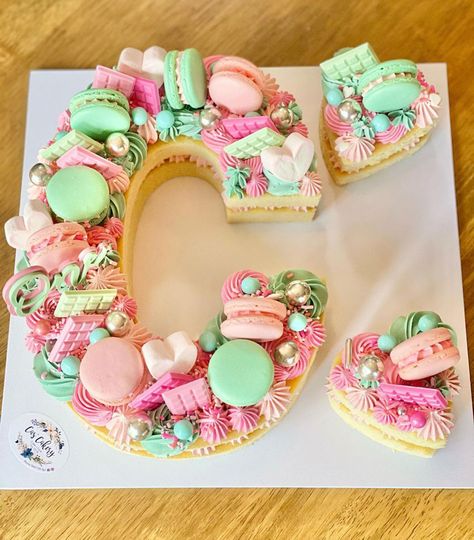 Letter Birthday, Mud Cake Recipes, Alphabet Cake, Number Birthday Cakes, Letter Cakes, How To Make Letters, Cake Lettering, Event Signs, Letter Cake