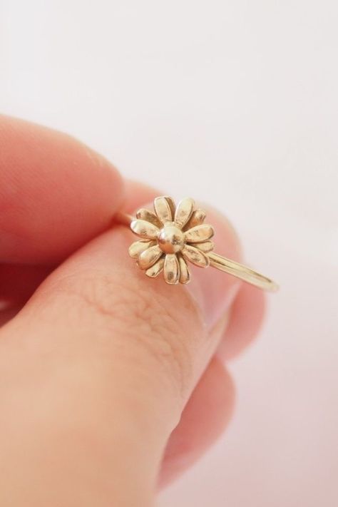 Latest Ring Designs, Daisy Jewellery, Jewelry Necklace Simple, Unique Gold Rings, Fancy Jewelry Necklace, Daisy Jewelry, Diamond Necklace Designs, Daisy Ring, Mini Earrings