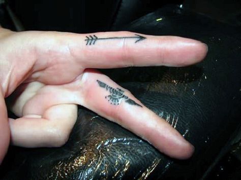 Arrow Inside Of Finger Tattoos For Gentlemen Inside Finger Tattoo, Inside Finger Tattoos, Small Arrow Tattoos, Tatuagem Masculina Pequena, Native American Tattoos, Small Finger Tattoos, Finger Tats, Finger Tattoo Designs, Muster Tattoos