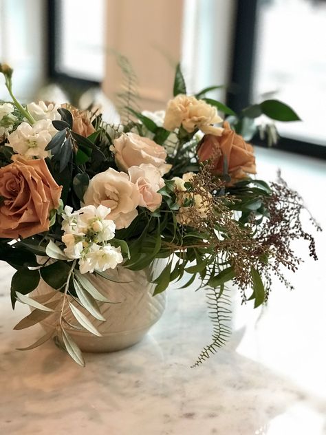 Toffee Floral Wedding, White Green Brown Flower Arrangement, Green And Brown Flowers, Cream Copper And Green Wedding, Neutral Flower Table Arrangements, Green And Brown Flower Arrangements, Toffee Rose Arrangement, Toffee Floral Arrangement, Earth Tone Floral Arrangements