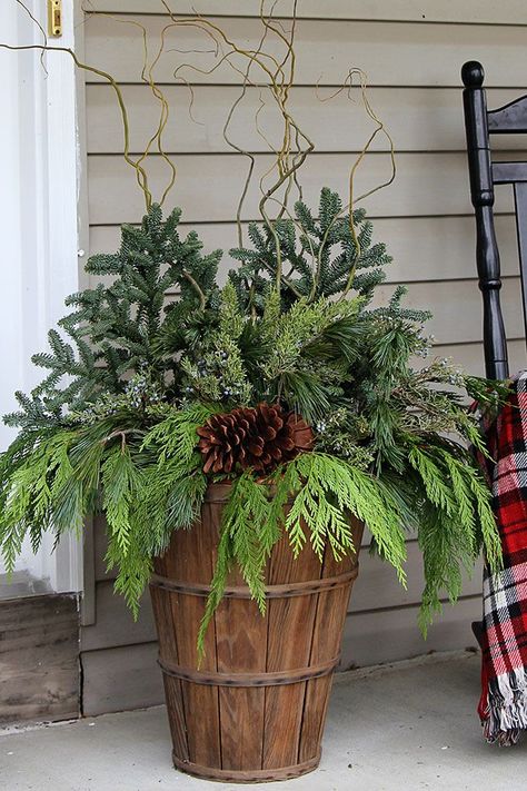 25 Best Winter Porch Decorating Ideas - Outdoor Winter Porch Decor Winter Porch Decorations, Julkransar Diy, Natal Natural, Christmas Urns, Outdoor Christmas Planters, Holiday Planter, Winter Planter, Christmas Pots, Winter Porch