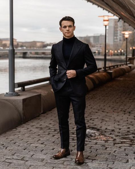 Business Casual Men Winter, Turtleneck Outfit Men, Turtleneck Suit, Winter Fashion Nyc, Dark Navy Suit, European Fashion Winter, Mens Wedding Attire, Turtleneck Outfit, Business Style