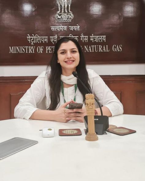 Pari Bishnoi is an IAS officer, who works as an SDM (Sub Divisional Magistrate) at Sikkim’s Gangtok. She has previously served as Assistant Secretary in the Ministry of Petroleum and Natural Gas back in 2022. It was in June 2024 when Pari Bishoi met a popular photographer, Ankit Kumar, while she was roaming around with her sister, Palak, who is a lawyer by profession. The video went viral on Instagram as it’s not common to see an IAS Officer roaming in the city like a common person. IAS Offi... Ias Officers, My Future Job, Future Jobs, Entertainment News, Photographer