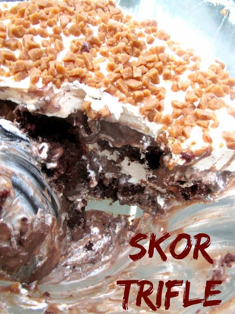 Skor Dessert Recipes, Skor Dessert, Skor Cake With Pudding, Cookie Trifle Desserts, Skor Trifle Recipe, Toffee Trifle Desserts, Cookie Butter Trifle, Skor Trifle, Skor Bar Trifle