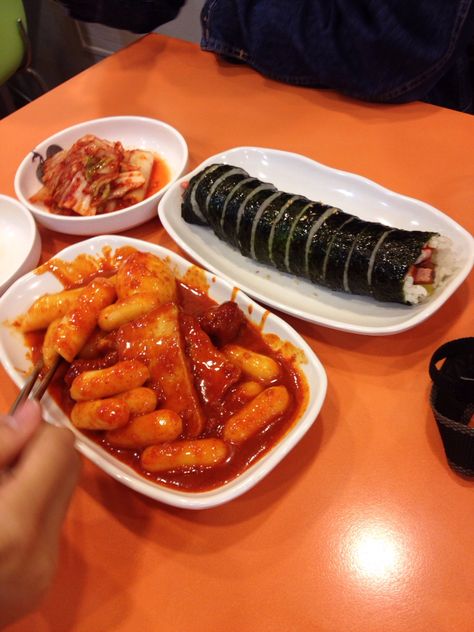 Teokkboki Food, Tokbokki Korean, Korean Street Food, Salty Foods, Cute Food Art, Food O, Food Obsession, Cafe Food, Korean Food