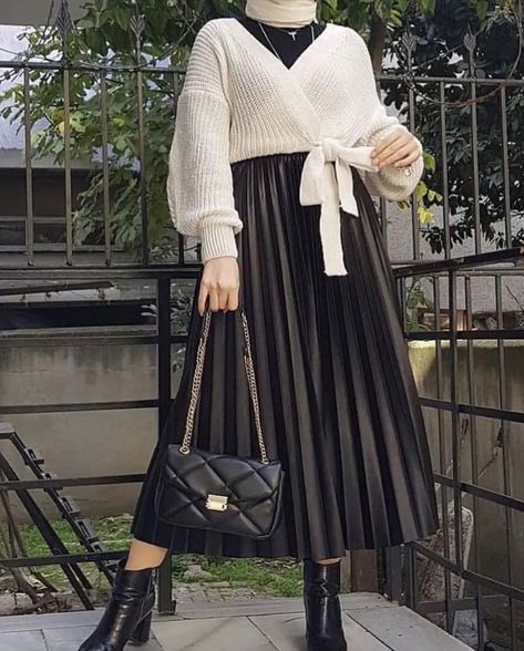 Black And White Skirt Outfit Winter, Hijabista Fashion Outfits, Outfit For Hijab, White Wool Sweater, Fashion Outfits Winter, Fashion Outfits Casual, Hijabista Fashion, Black And White Outfit, Black Leather Skirt