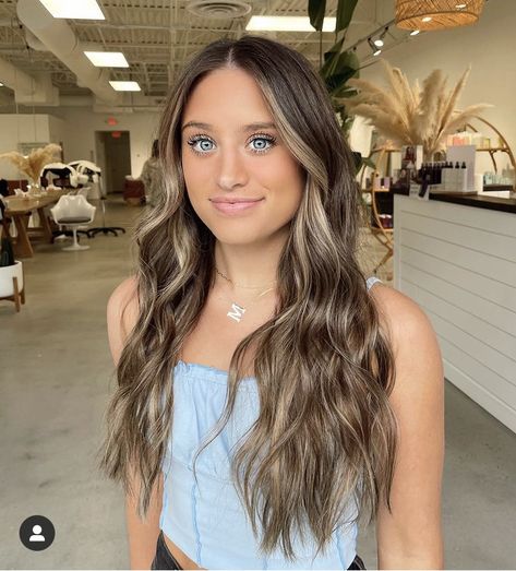 Brown Hair With Streaks Of Blond, Red Toned Highlights Dark Brown, Brown Hair On Blue Eyes, Blue Eyes Brown Hair Highlights, What Color Hair For Blue Eyes, Light Brown To Dark Brown Balayage, Brunette With Blonde Curtain Bangs, Brunette Dimensional Highlights, Brown Balayage Hair Blue Eyes