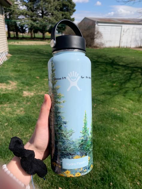 Evergreen and floral painted Hydroflask!! Insta- @kay_createss Customized Hydroflask Ideas, Painted Hydroflask Ideas, Painted Water Bottle Ideas, Water Bottle Painting Ideas, Hydro Flask Painting, Water Bottle Painting, Hydroflask Painting, Painted Water Bottle, Painted Hydroflask