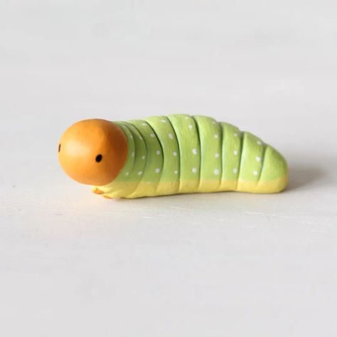 Coil Clay Ideas, Diy Clay Figures, Caterpillar Sculpture, Ceramic Caterpillar, Clay Caterpillar, Air Dry Clay Animals, Clay Insects, Ceramics Coil, Airdryclay Ideas