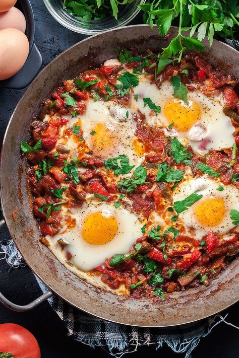 La chakchouka se prépare avec des poivrons grillés, des tomates fraîches, des oeufs et des épices. Dans les pays du Maghreb et du Moyen-Orient, ce plat est servi au petit-déjeuner avec du pain. Et pour encore plus d'idées de recettes du quotidien, abonnez-vous à 750g ou rendez-vous sur notre site. Oven Shakshuka, Shakshuka Recipe With Beans, Shakshuka Recipe For One, Traditional Shakshuka, Mediterranean Diet Recipes Breakfast, Mediterranean Diet Breakfast, Eggs In Spicy Tomato And Roasted Red Pepper Sauce (shakshuka), Mediterranean Breakfast, Mediterranean Diet Recipes Dinners