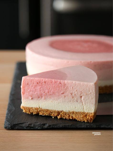 Frozen Strawberry Cake, Colored Cheesecake, Pretty Cheesecake, Strawberry Cheesecake Birthday, No Bake Cheesecake Recipes Strawberry, No Bake Strawberry Cheesecake, Pink Cheesecake Aesthetic, Pink Cheesecake, Strawberry Cheesecake Nobake