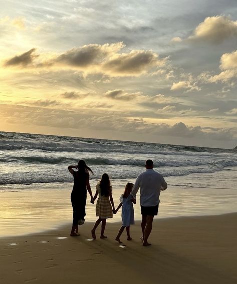 Beach With Family Aesthetic, Good Family Aesthetic, Family Trip Vision Board, Happy And Healthy Family, Kids Asthetic Picture, Family Of Four Aesthetic, Vision Board Photos Family, Vision Board Photos Happy Family, Familie Aesthetic