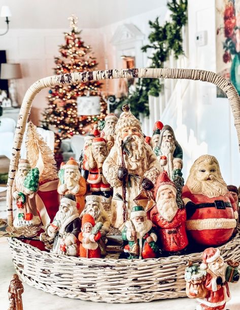 Santa Claus Collection Display, Santa Display Ideas Holidays, Vintage Santa Claus Figurines, Snowman Collection Display Ideas, How To Display Santa Collection, Vintage Santa Display, Santa Centerpiece Ideas, Santa Claus Decorations Ideas, Santa Themed Christmas Decor