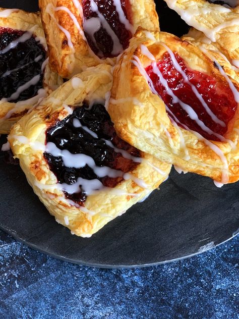 Jam Danish, Danish Recipe Puff Pastry, Homemade Danish Recipe, Recipes Using Puff Pastry, Danish Recipe, Jam Tarts, Croissant Recipe, Dessert Easy, Danish Food