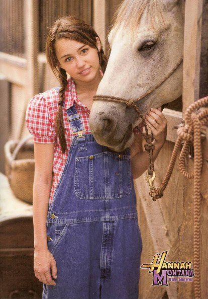 i remember this movie <3 hannah montana=childhood Miley Cyrus Costume, Hannah Montana Outfits, Old Miley Cyrus, Hannah Miley, Hannah Montana Forever, Hannah Montana The Movie, Movies On Tv, Christmas Movies On Tv, Miley Stewart