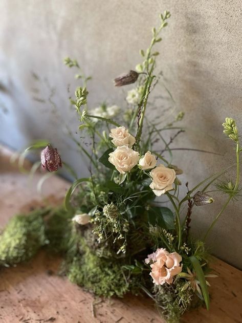 I love these spray roses, fritilaria, larkspur and lisianthus emerging out of the litle mounds of moss. Moss And Floral Centerpiece, Moss Tablescape, Moss Arrangements, Moss Centerpiece, Pink Flower Centerpieces, Moss Table Runner, Messy Table, Moss Flowers, Banquet Ideas