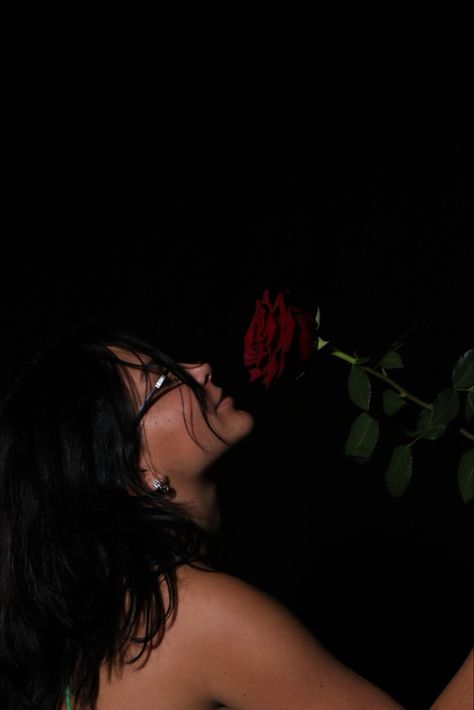 Holding Roses Pose, Roses Portrait Photography, Poses With Roses Photo Ideas Instagram, Photo Poses With Rose, Burning Rose Photoshoot, Dark Valentines Aesthetic Photoshoot, Black Rose Photoshoot, Photoshoot With Red Roses, Photo With Roses Instagram